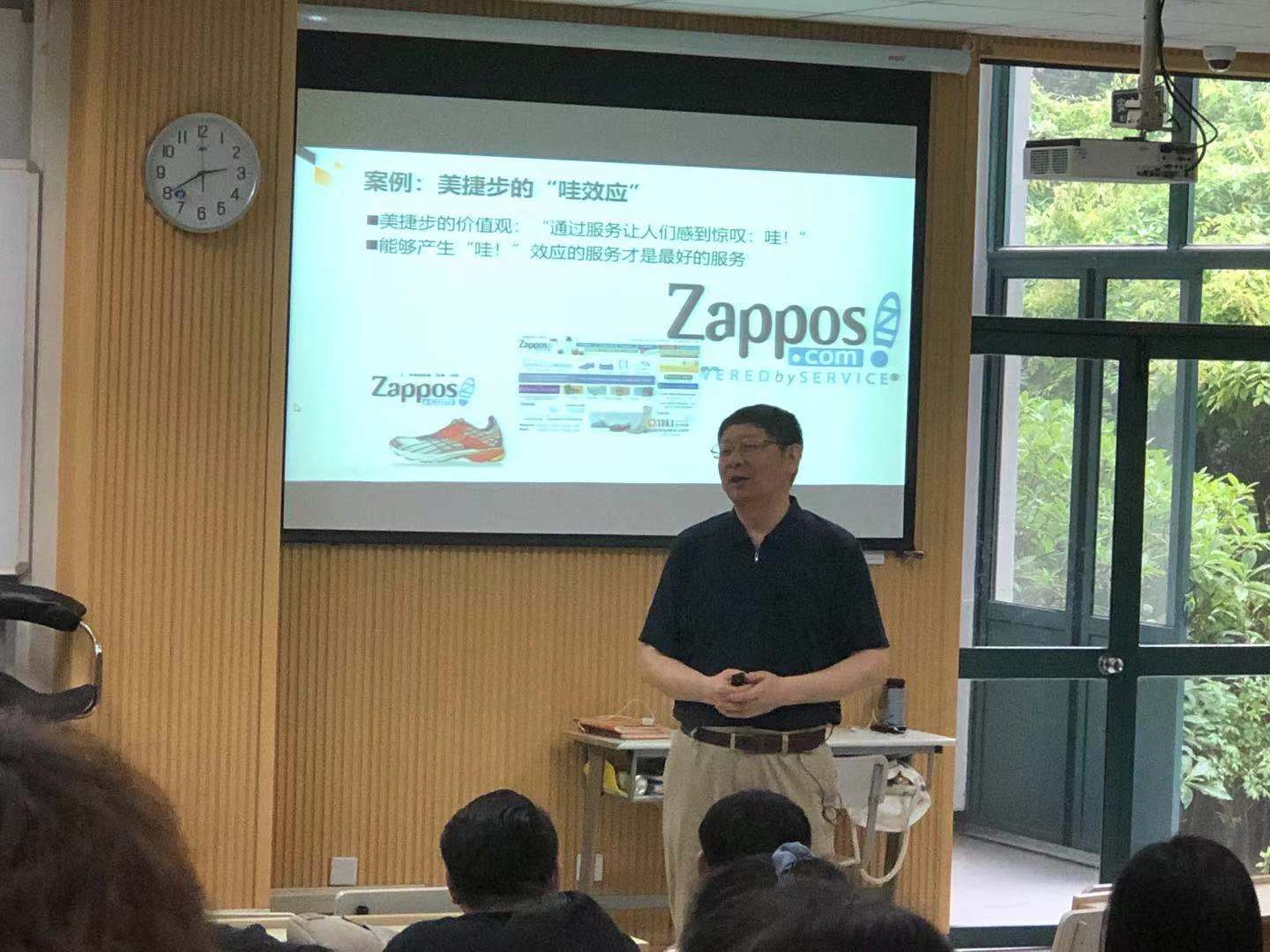 图为报告现场 图为报告现场