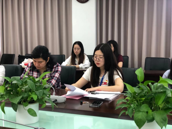 学生党支部书记张宝颖宣读推荐原则 学生党支部书记张宝颖宣读推荐原则