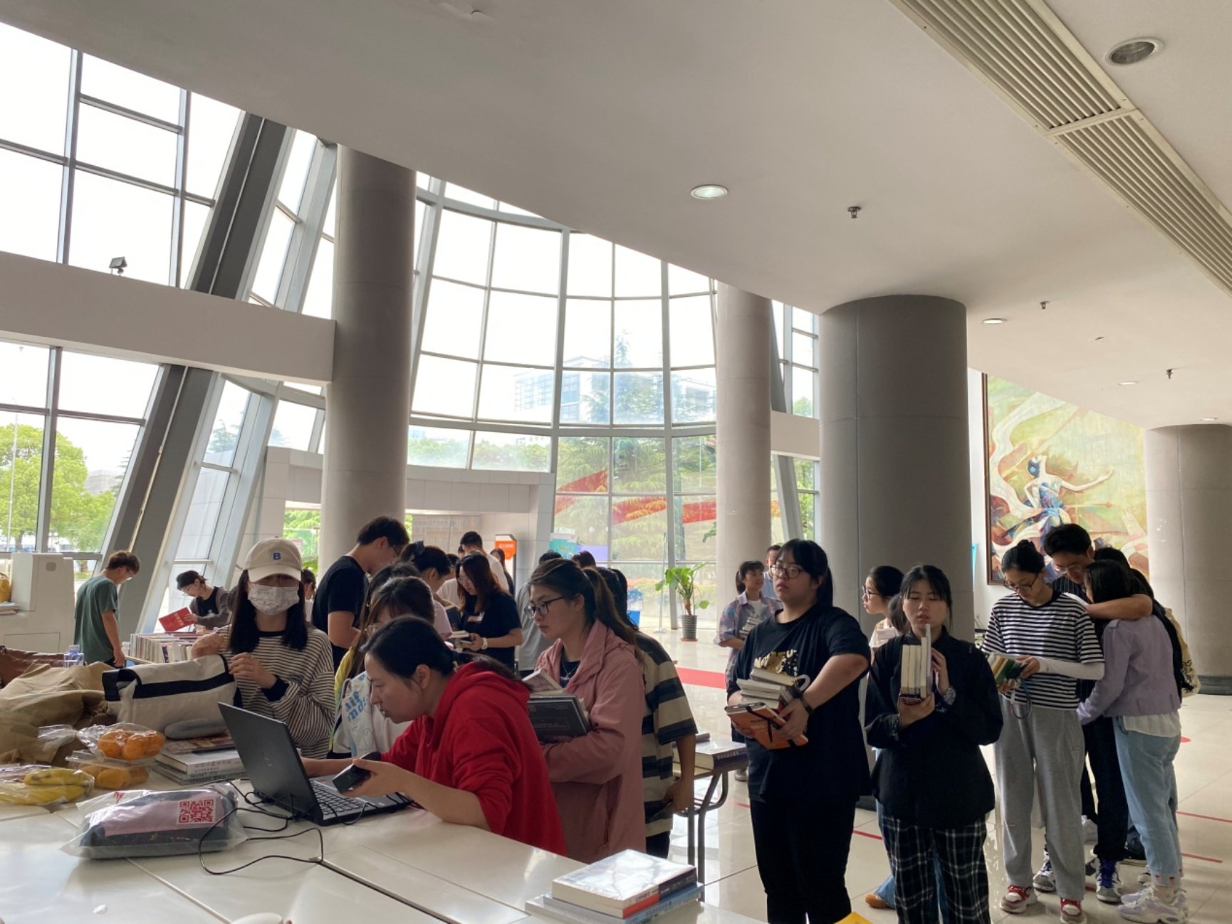 图为“你选书,我买单”活动现场 图为“你选书,我买单”活动现场