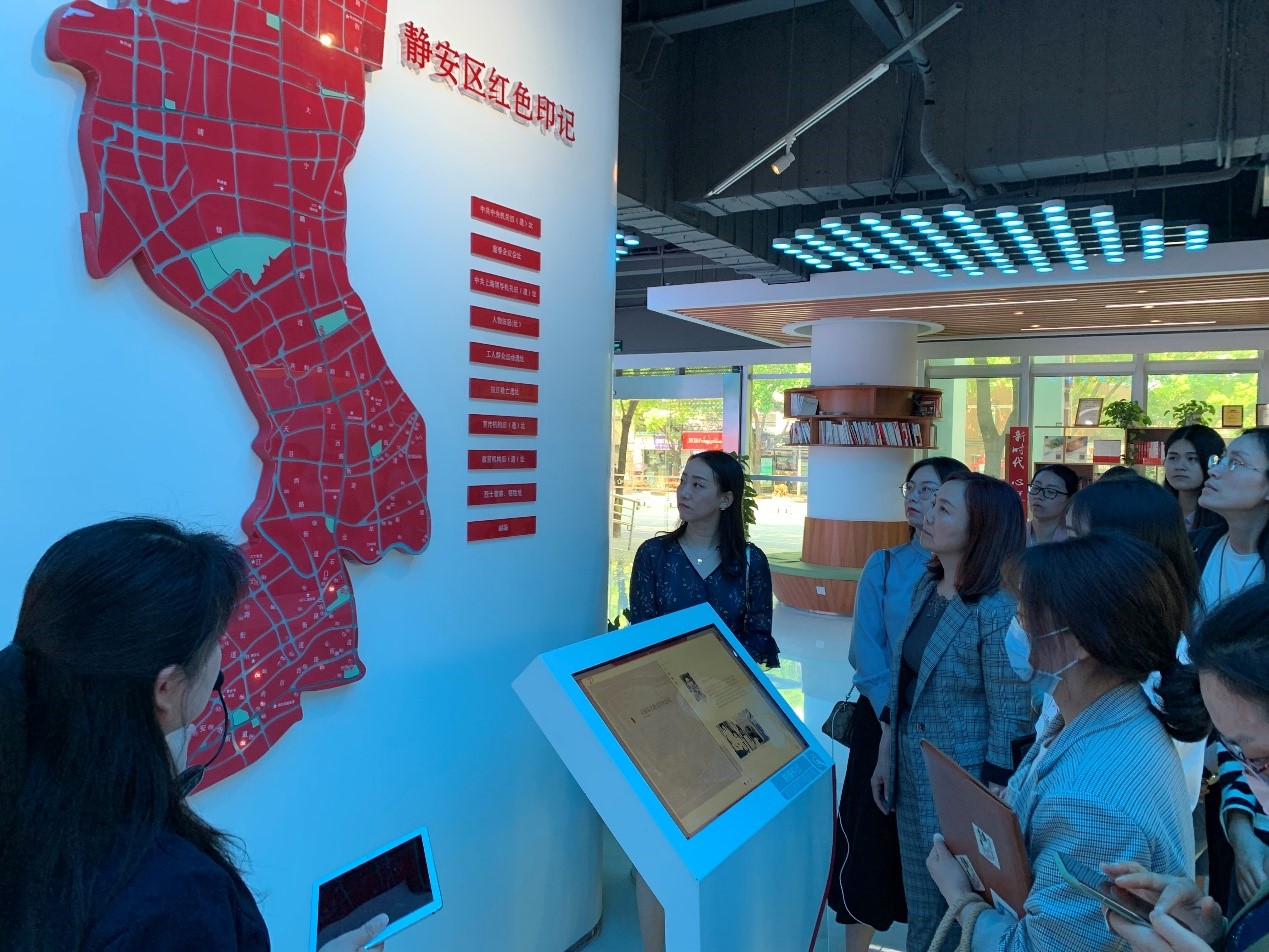图为参观静安党建服务中心 图为参观静安党建服务中心