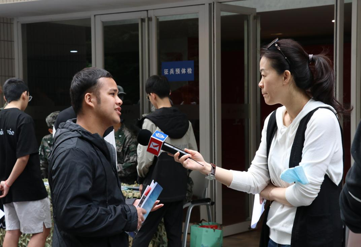 图为学生在报名现场接受记者采访 图为学生在报名现场接受记者采访