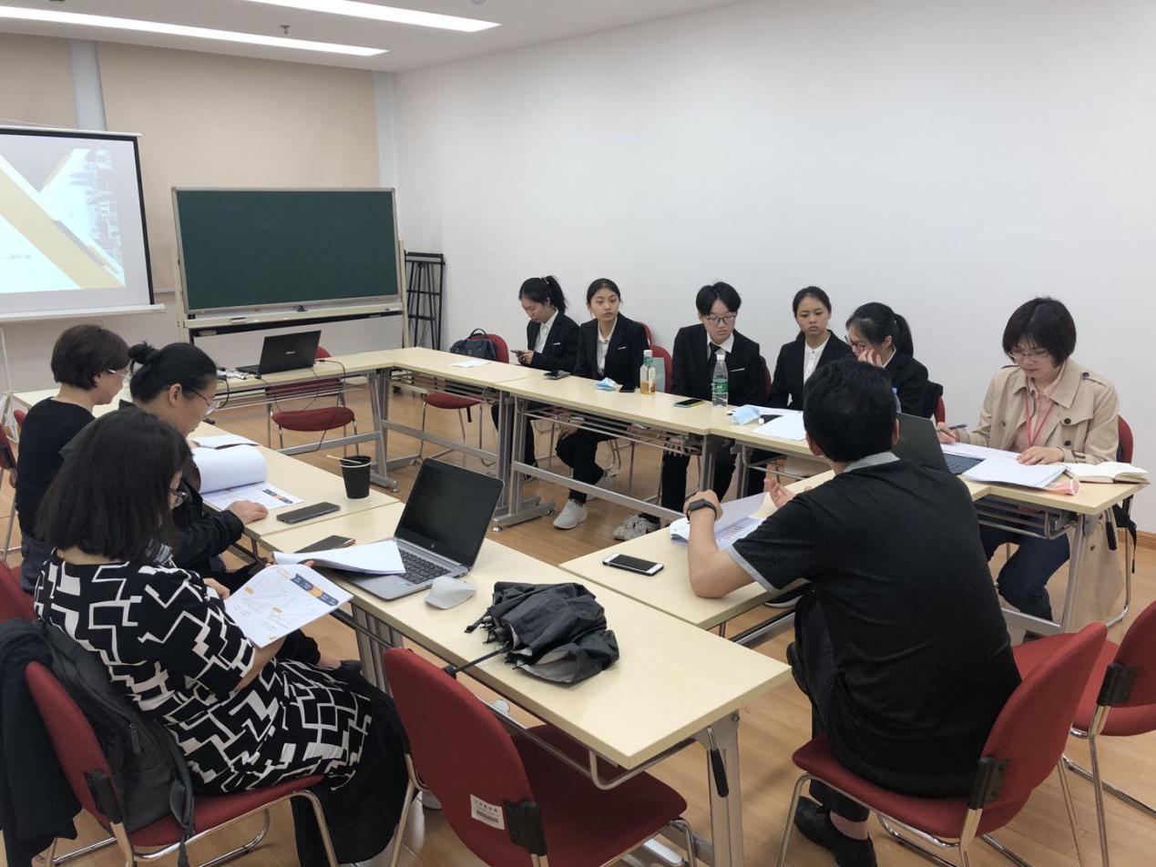 图为学院领导线下指导团队成员 图为学院领导线下指导团队成员