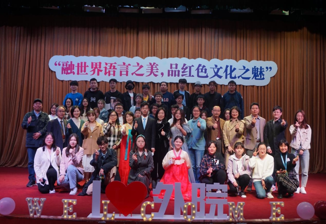 图为学院第十五届外语文化节开幕 图为学院第十五届外语文化节开幕