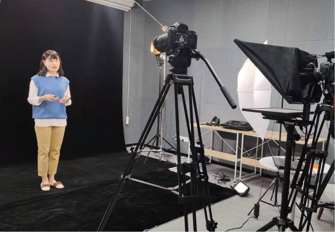 图为党员教师录制《时事经典英文讲读》网课 图为党员教师录制《时事经典英文讲读》网课