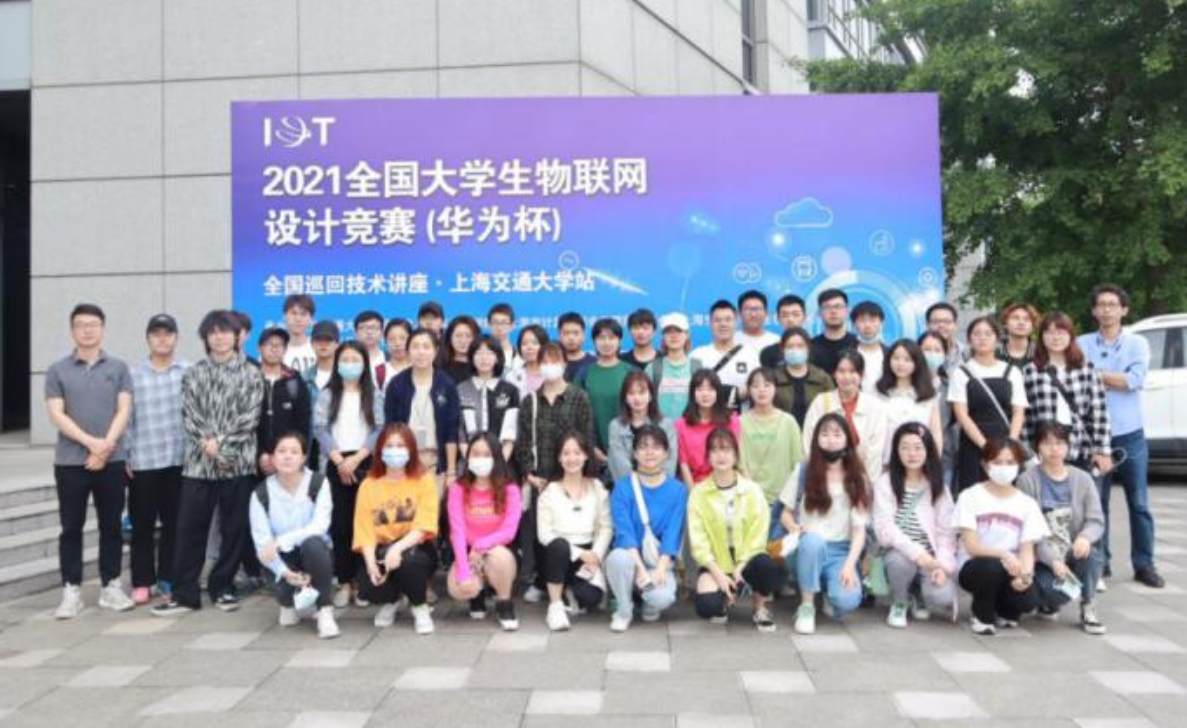 图为师生合影 图为师生合影