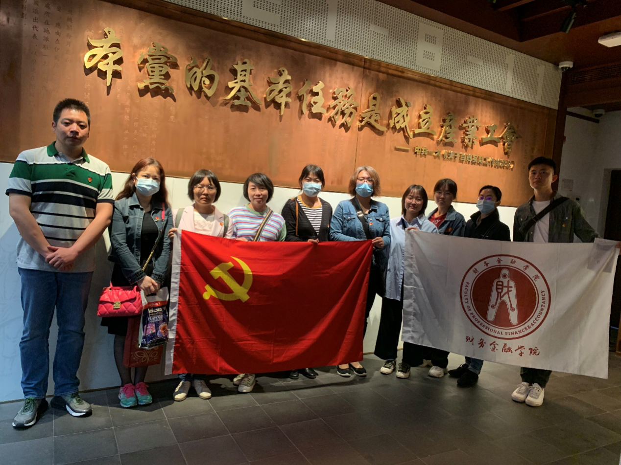 图为参加者合照 图为参加者合照