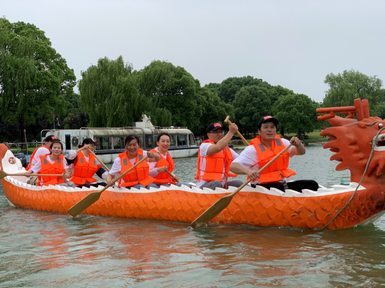 图为龙舟比赛场景