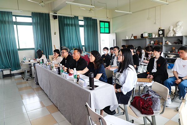 图为环境设计系毕业设计答辩现场 图为环境设计系毕业设计答辩现场