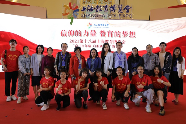 图为开幕式现场合影