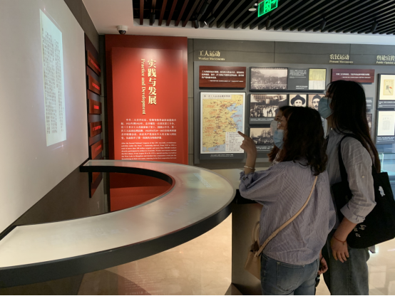 学生党员参观展厅 学生党员参观展厅