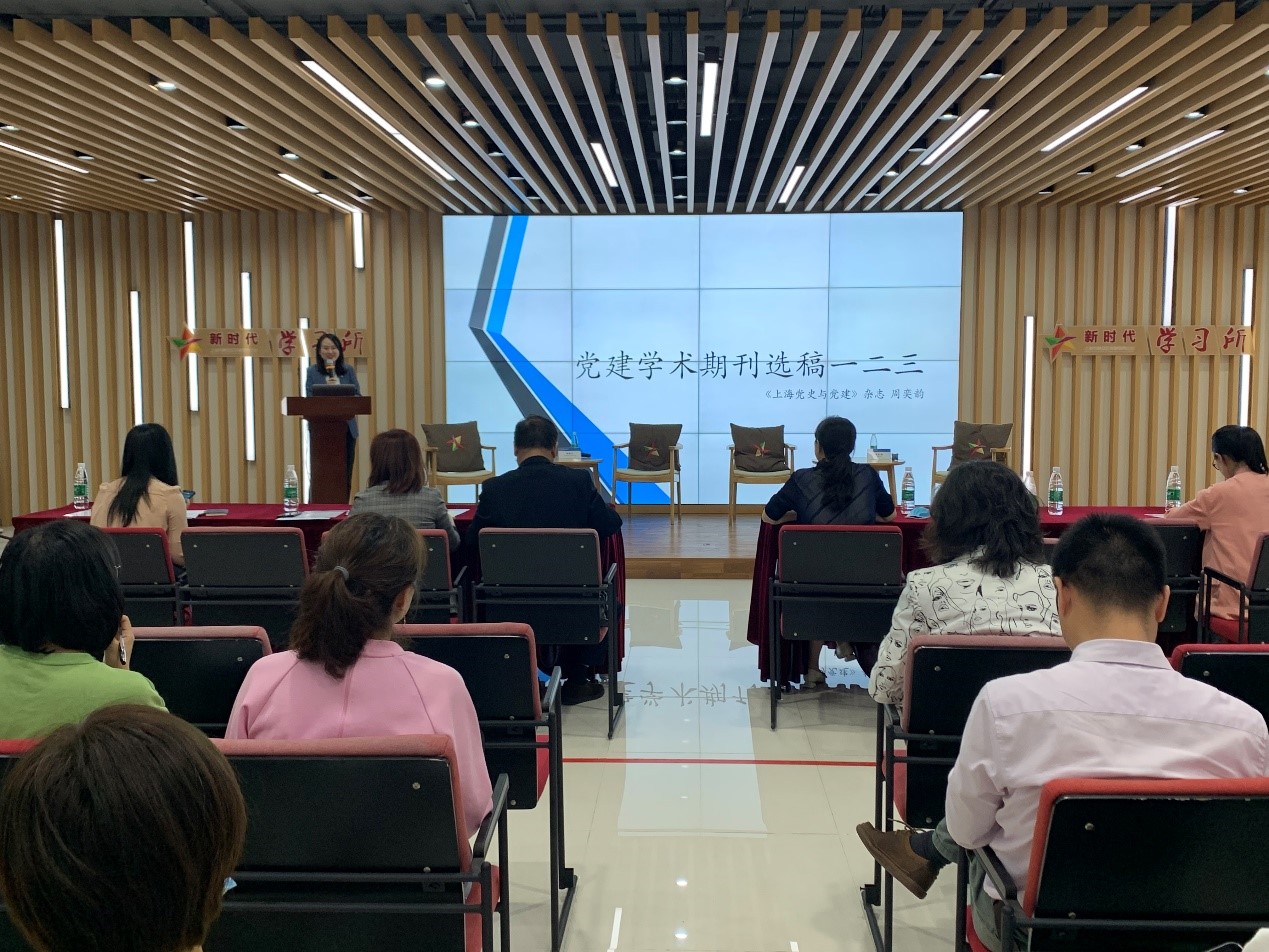 图为周奕韵介绍撰写环节 图为周奕韵介绍撰写环节