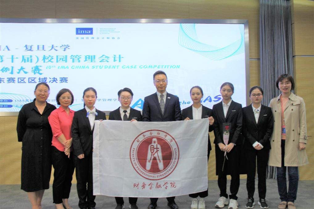 图为颁奖嘉宾、老师、团队成员合影 图为颁奖嘉宾、老师、团队成员合影