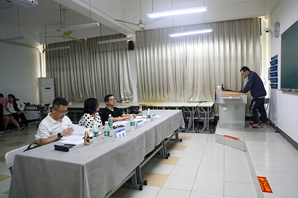 图为园林设计系毕业生在做毕业论文陈述 图为园林设计系毕业生在做毕业论文陈述