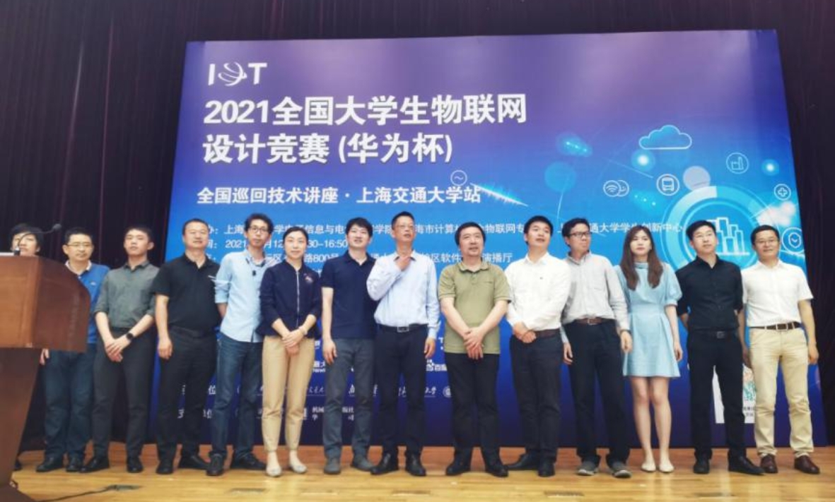 图为嘉宾及带队老师合照 图为嘉宾及带队老师合照