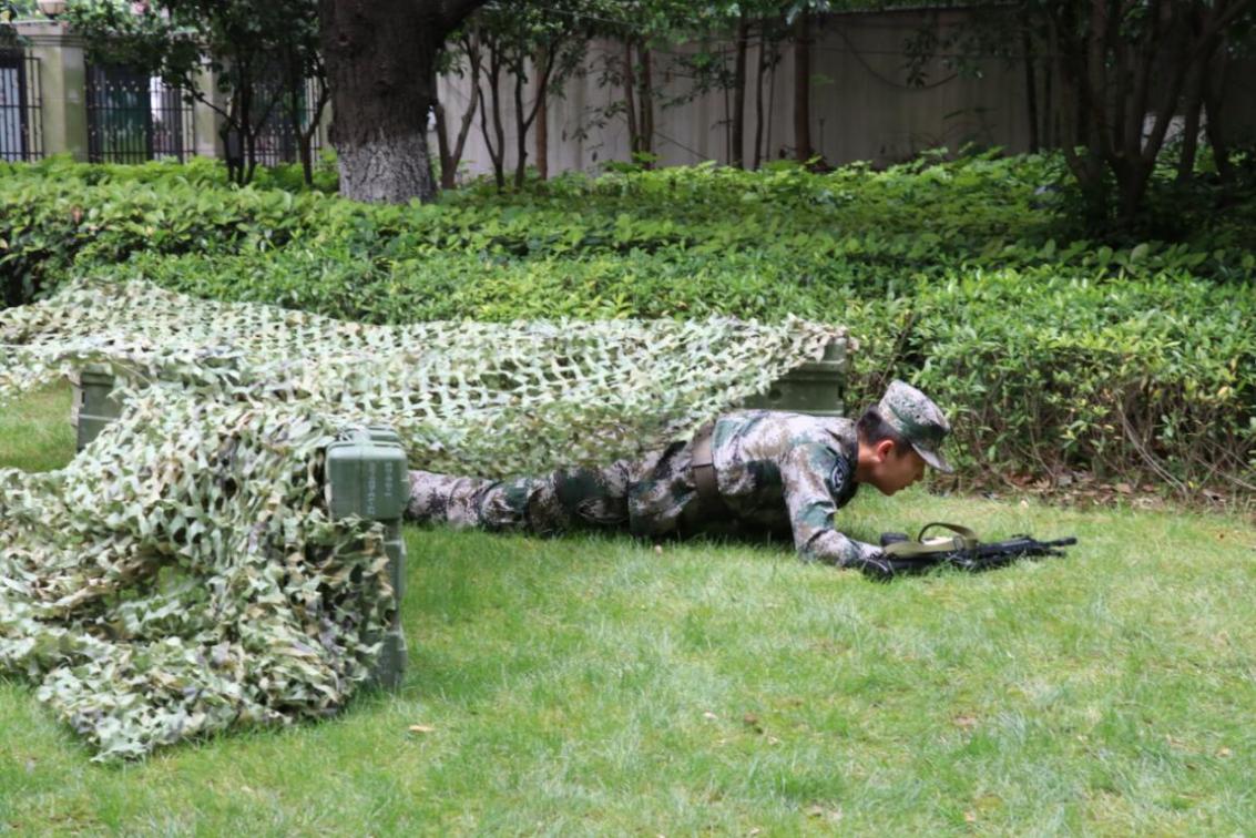 拟担任今年军训“教官”的学生现场表演了军训科目 拟担任今年军训“教官”的学生现场表演了军训科目