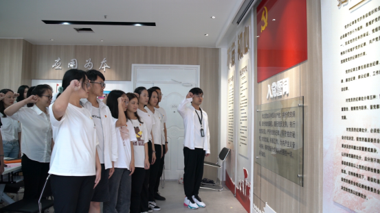 新发展党员进行入党宣誓、老党员师生重温入党誓词 新发展党员进行入党宣誓、老党员师生重温入党誓词