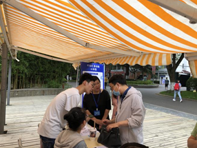 图为服务咨询现场 图为服务咨询现场