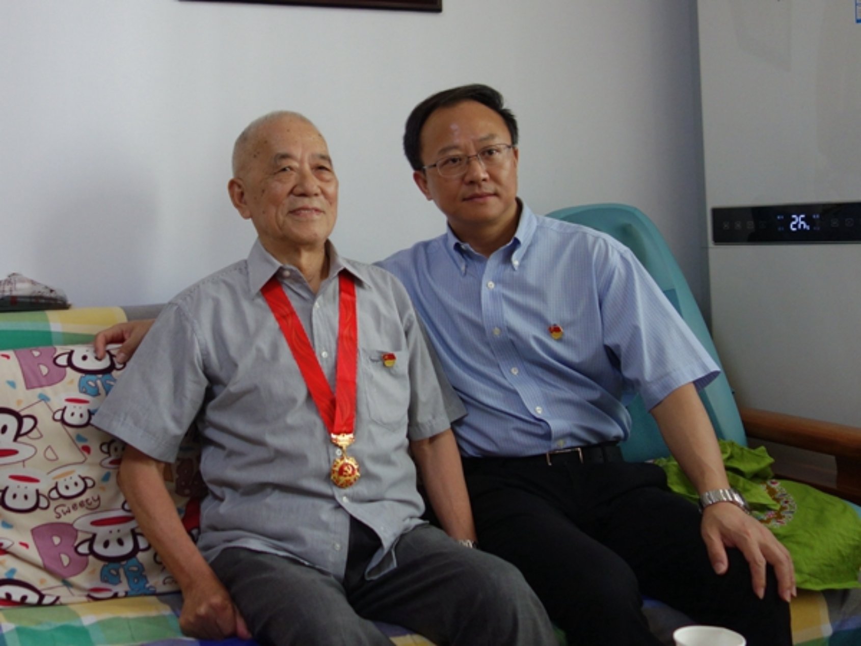 沈大明看望92岁71年党龄的张广铭老师合影