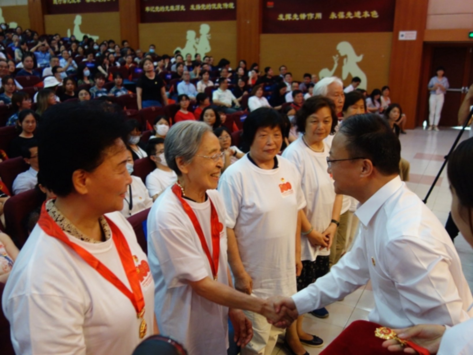 沈大明书记为纪念章获得者代表颁发纪念章