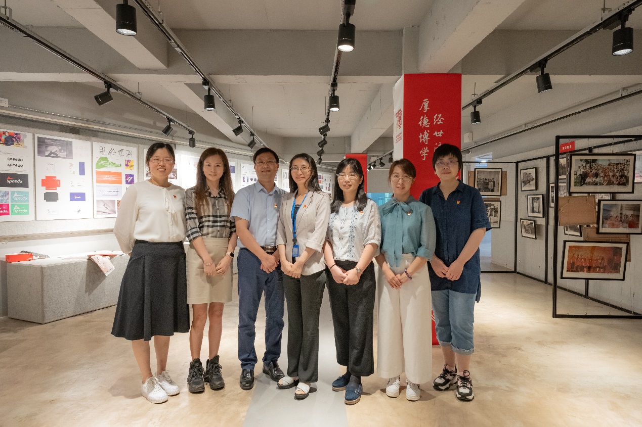 参观徐汇校区校史展览馆 参观徐汇校区校史展览馆