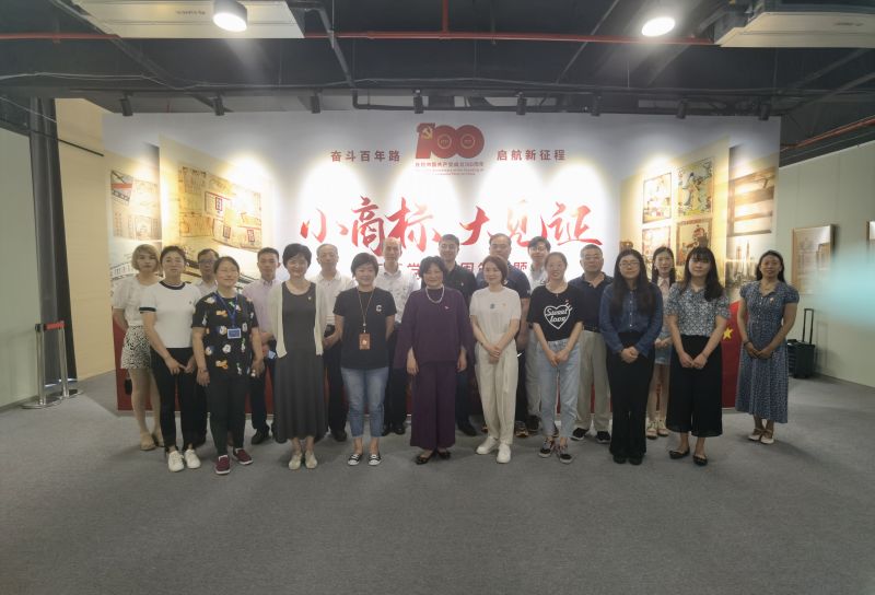 图为活动合影 图为活动合影