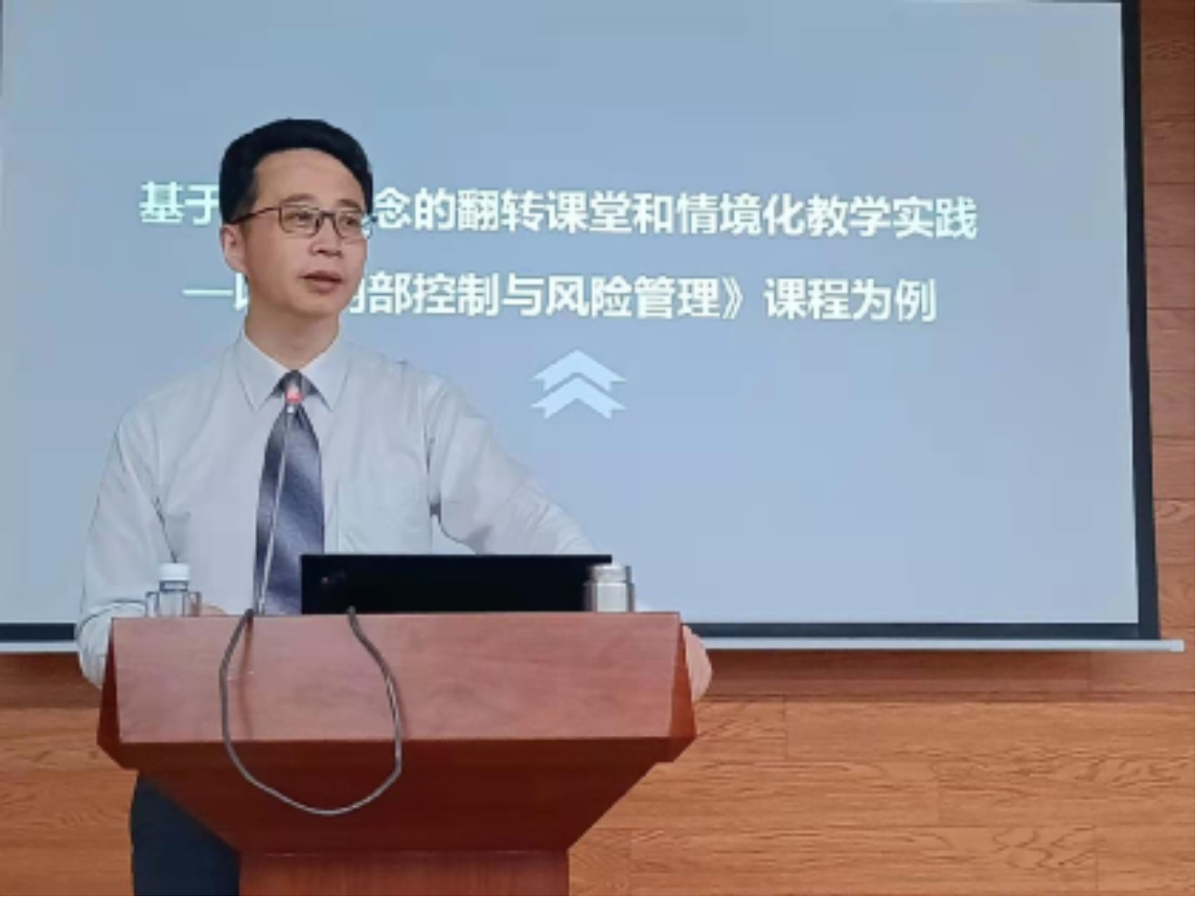 图为上海商学院财务金融学院李志刚致辞