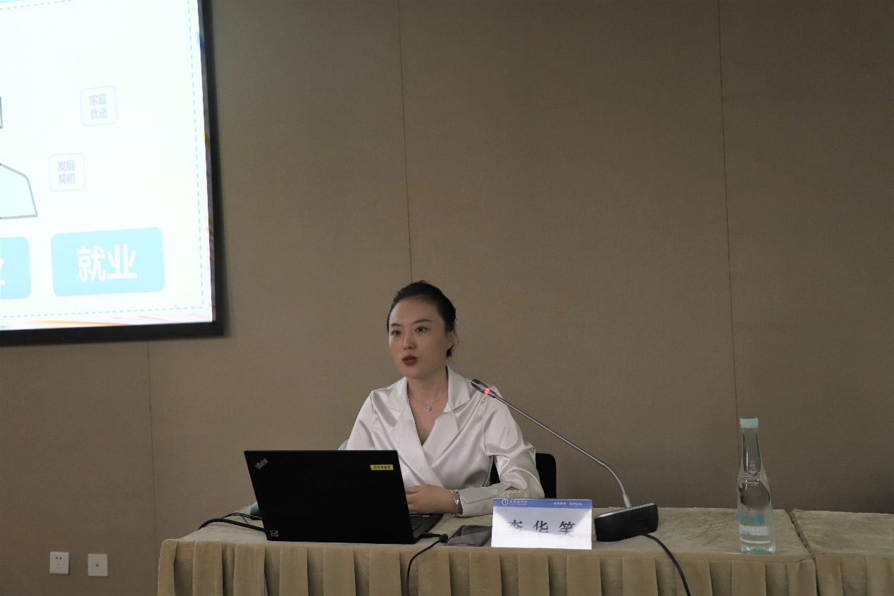 图为李华笑分享职业道路 图为李华笑分享职业道路