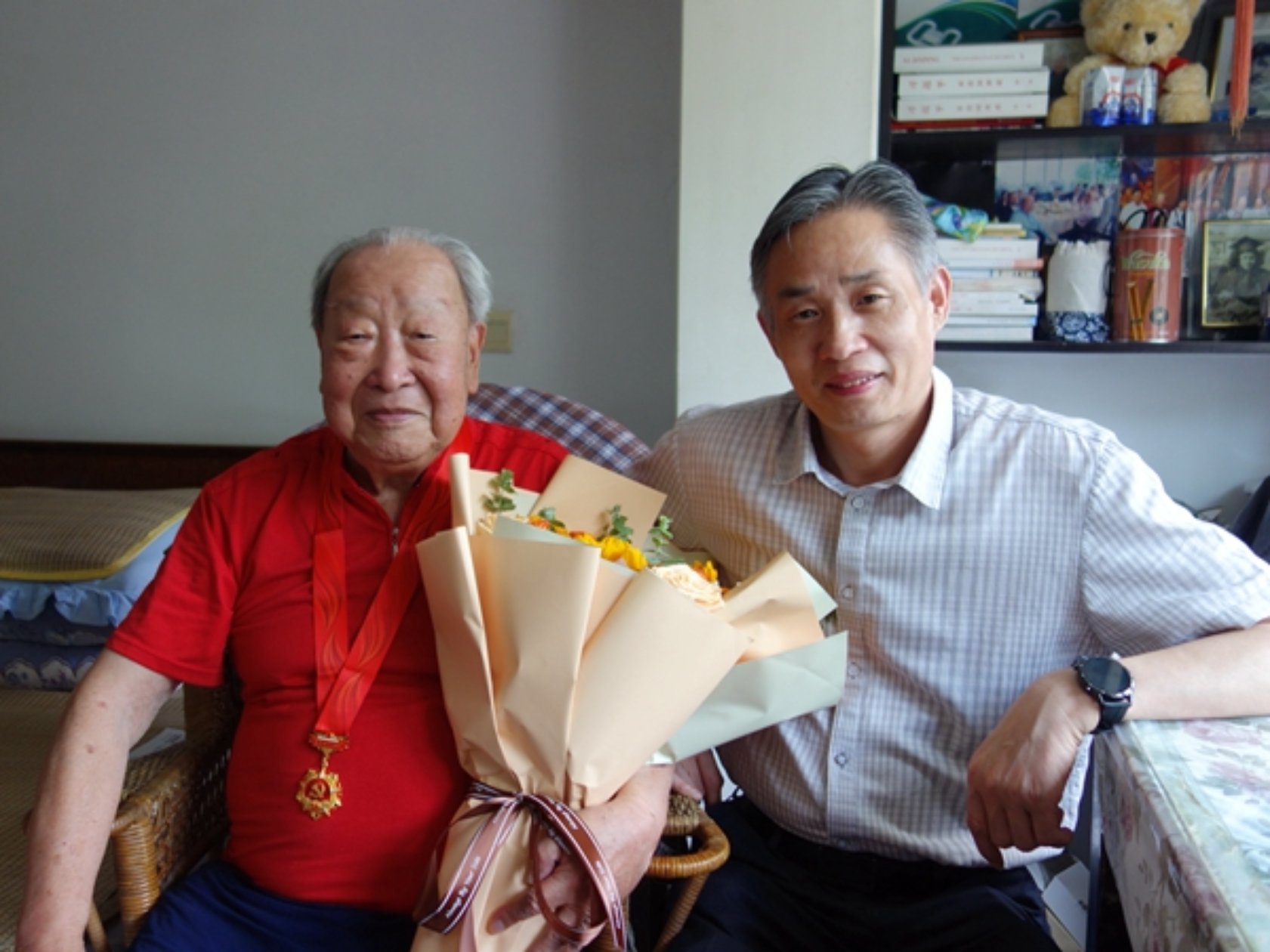 陈晓峰看望离休干部费永鹤同志