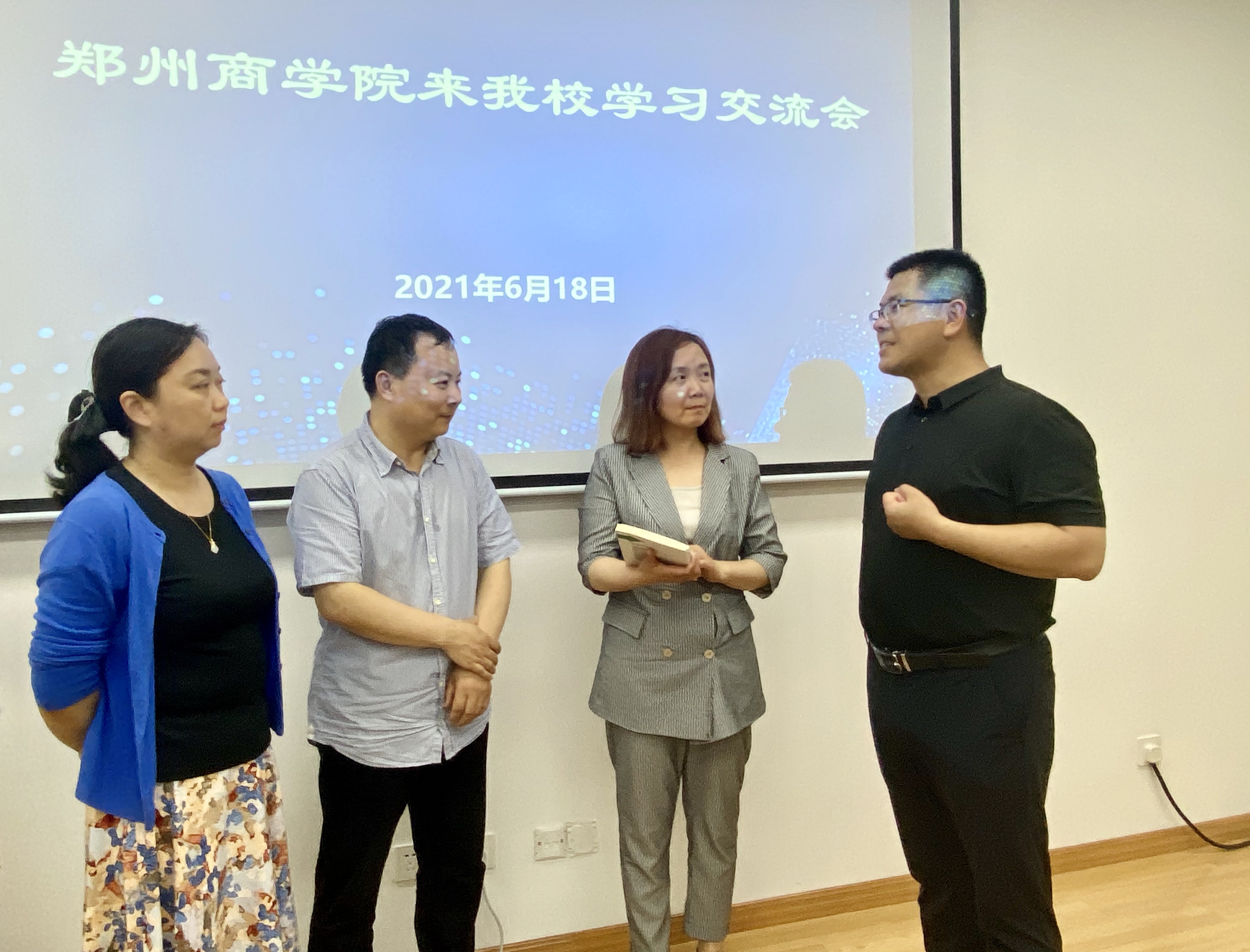 双方教师交流探讨 双方教师交流探讨