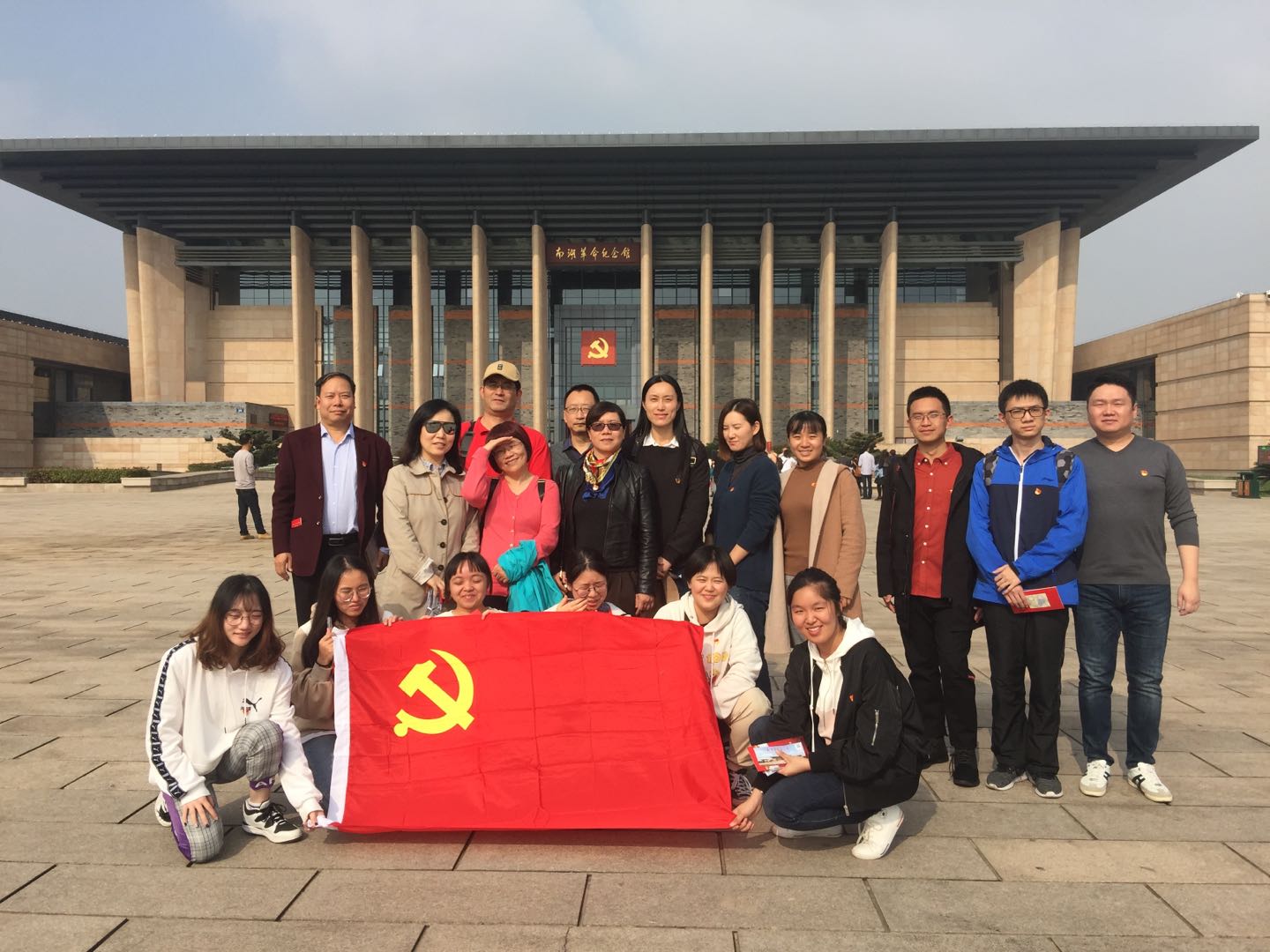 图为学院党总支组织师生党员赴南湖革命纪念馆开展主题教育活动