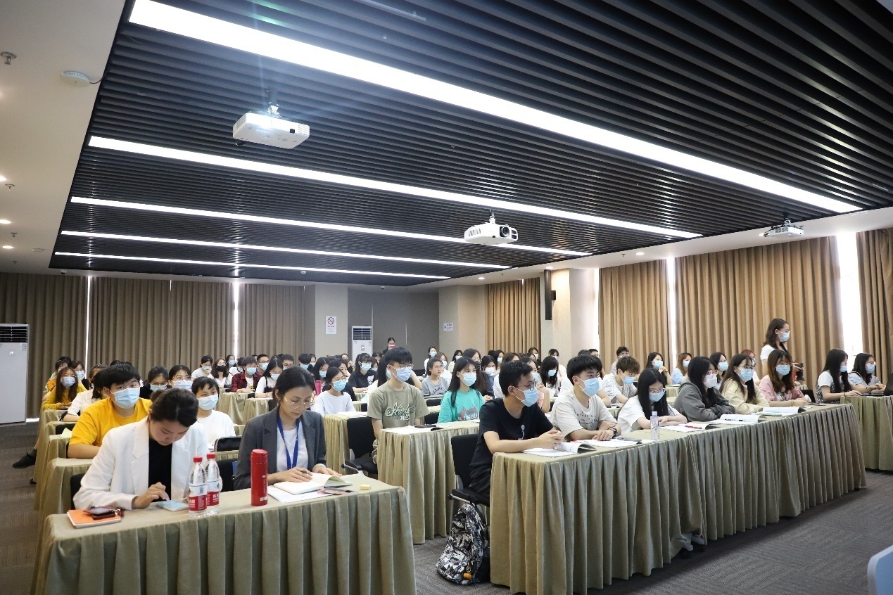 图为校友讲坛现场 图为校友讲坛现场