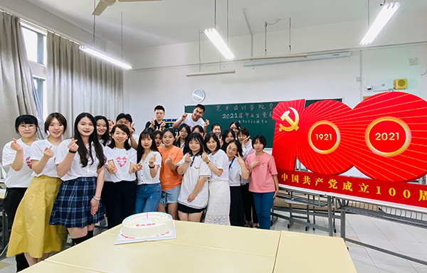 图为活动参与者合影 图为活动参与者合影