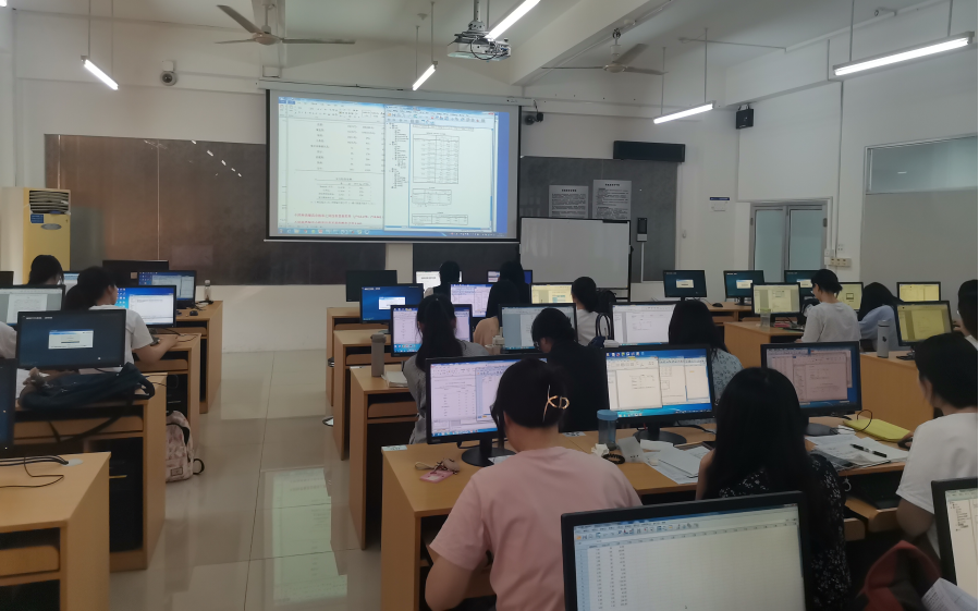 学生进行统计分析软件操作 学生进行统计分析软件操作