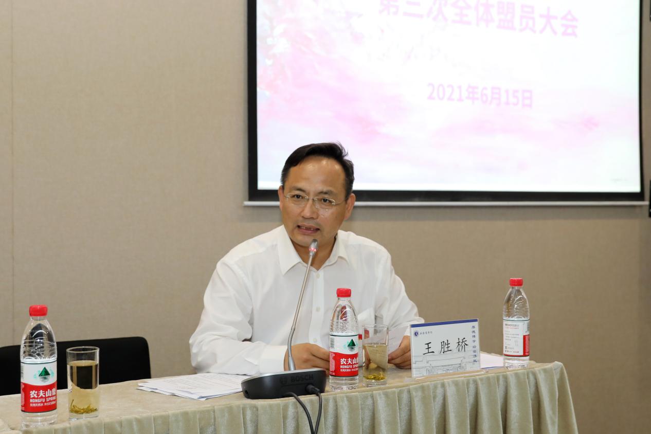 王胜桥代表新一届支部领导班子发言 王胜桥代表新一届支部领导班子发言