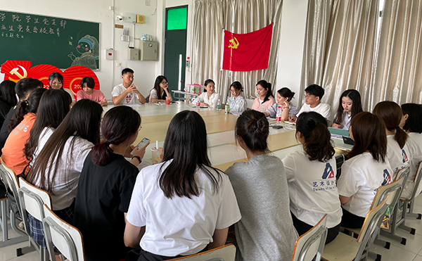 图为活动现场 图为活动现场