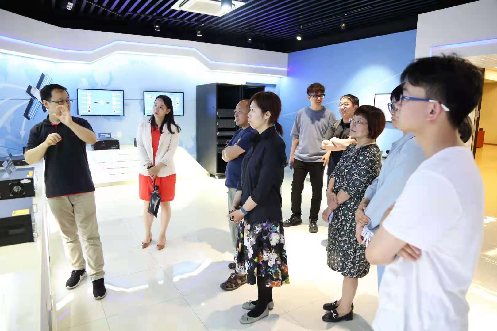 图为会员参观现场