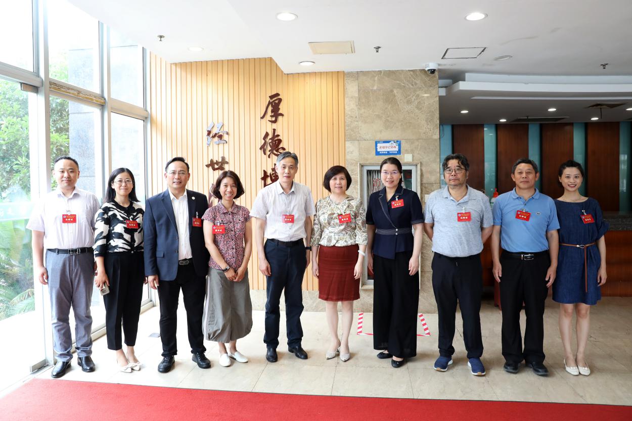 与会嘉宾合影 与会嘉宾合影