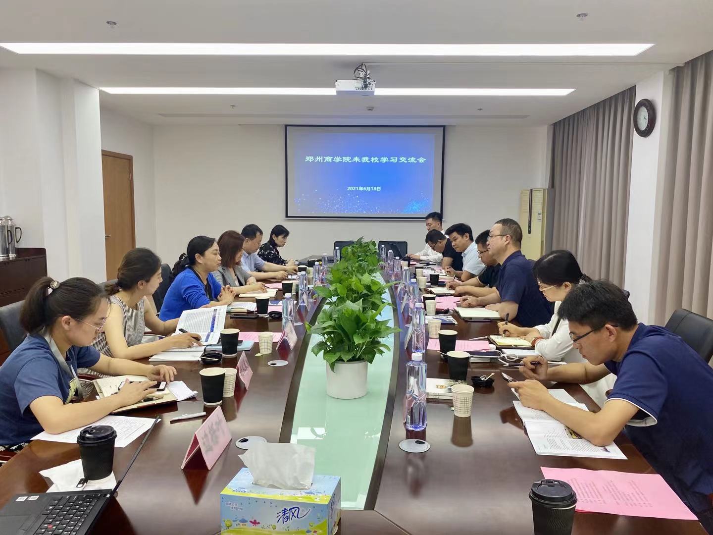 与会双方介绍各自出席成员 与会双方介绍各自出席成员