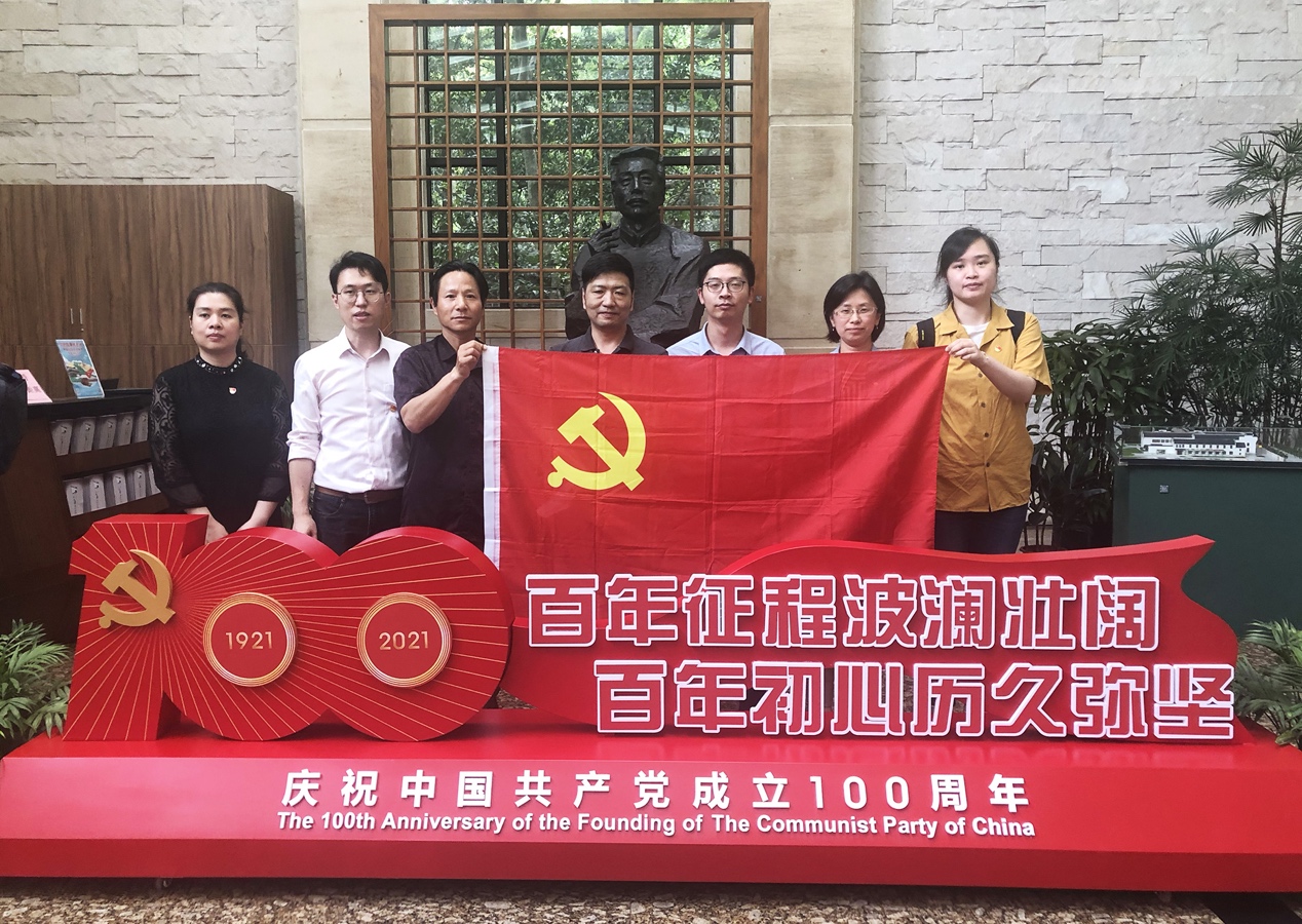 党支部全体成员在鲁迅纪念馆内合影 党支部全体成员在鲁迅纪念馆内合影