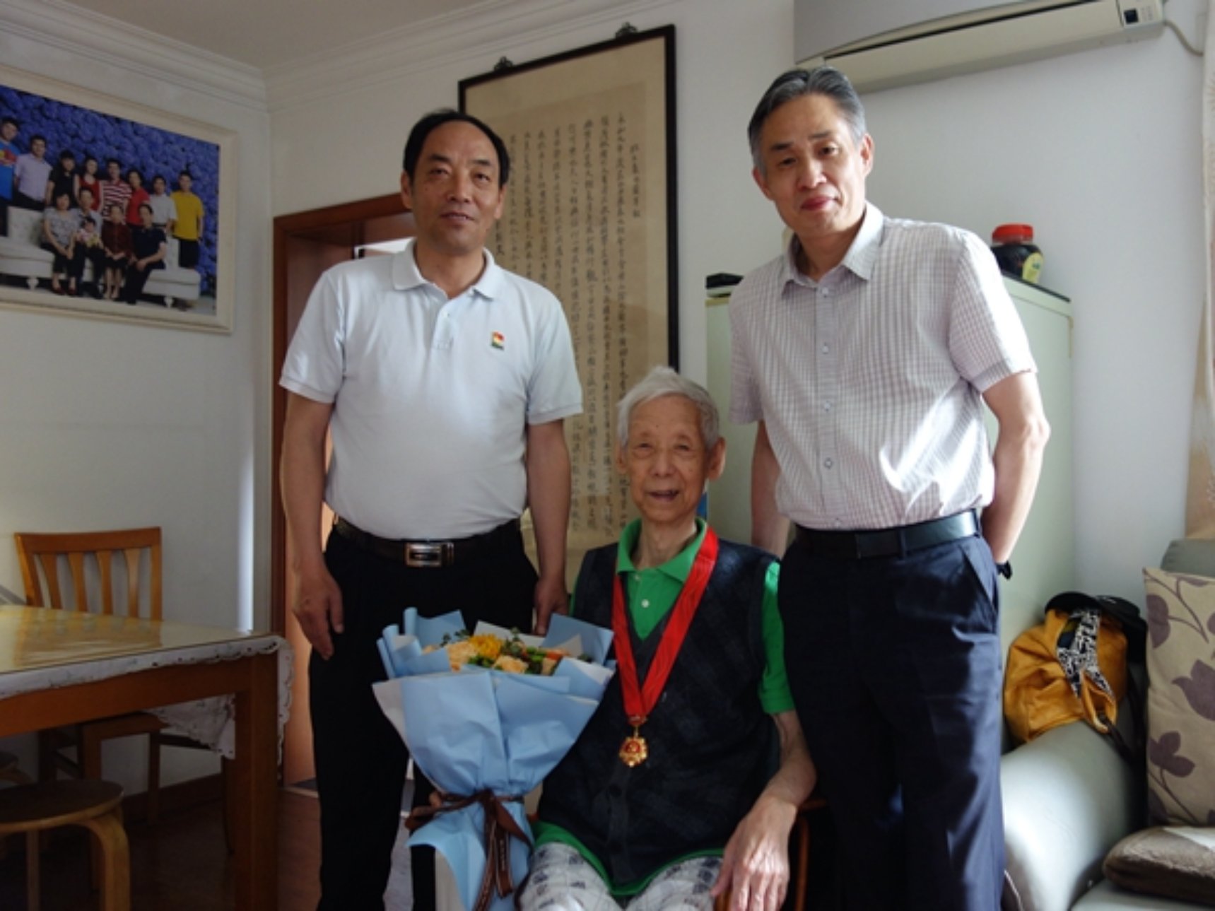 陈晓峰看望离休干部李志远同志）