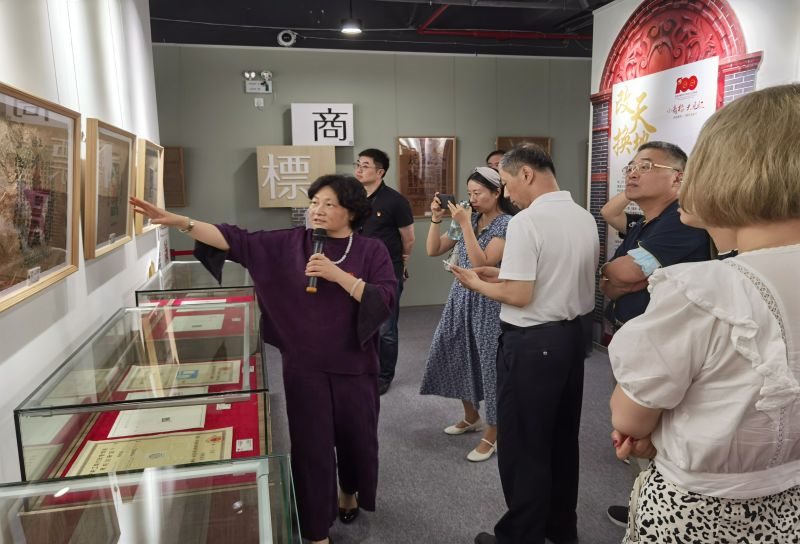 图为陈敏书记讲授党课现场 图为陈敏书记讲授党课现场