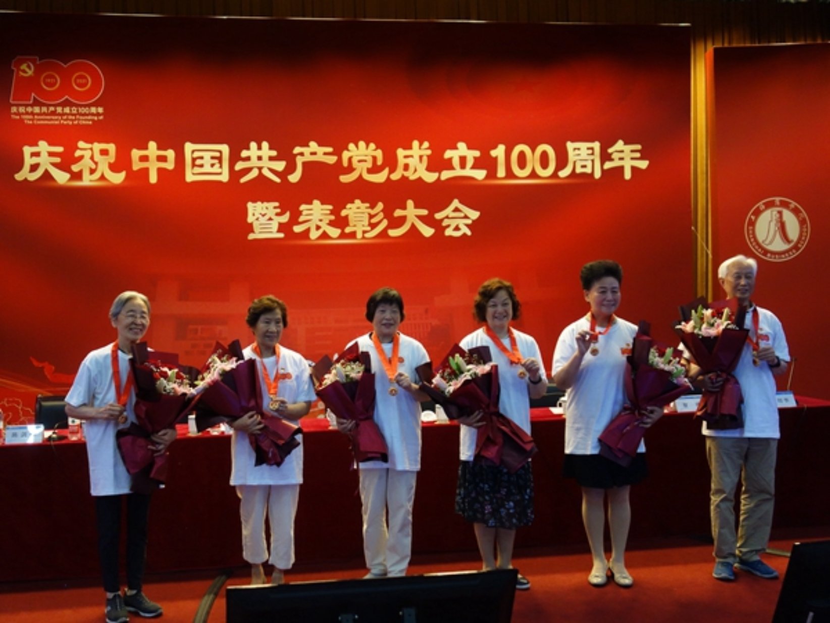 纪念章获得者代表合影