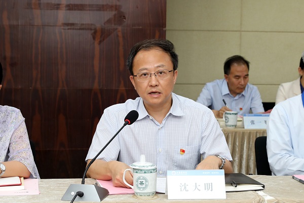 图为学校党史学习教育领导小组组长、党委书记沈大明专题汇报