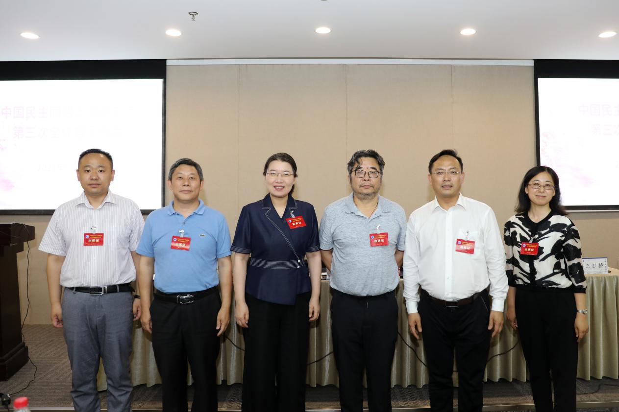 民盟上海商学院第三届支部委员会成员合影 民盟上海商学院第三届支部委员会成员合影