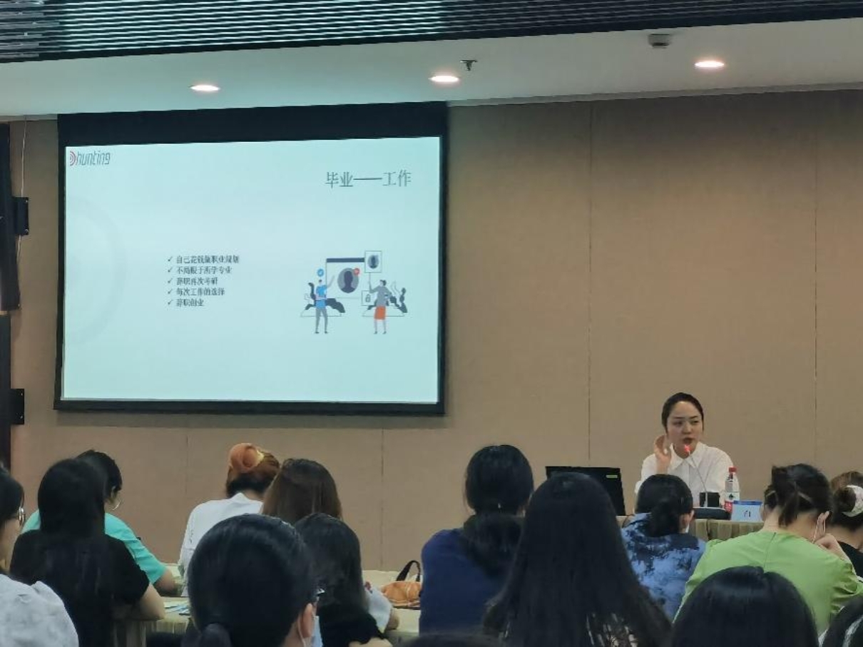 图为校友白玉分享经验 图为校友白玉分享经验