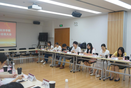 科研小组的老师汇报科研工作进展