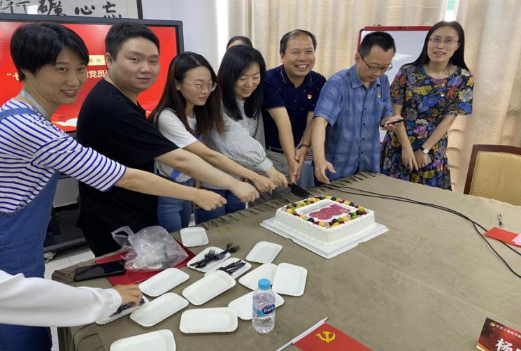 图为与会党员一起分享“政治生日”蛋糕 图为与会党员一起分享“政治生日”蛋糕