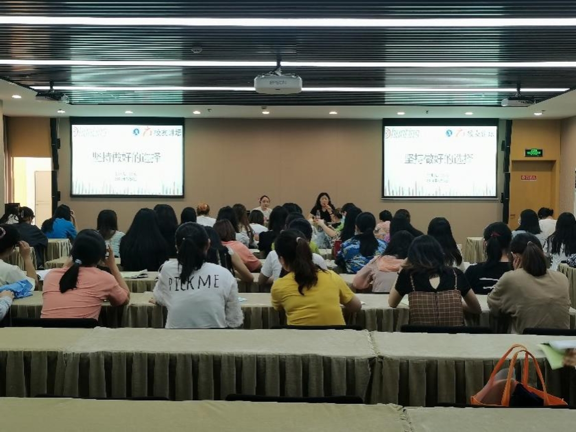 图为校友讲坛第四讲开讲 图为校友讲坛第四讲开讲