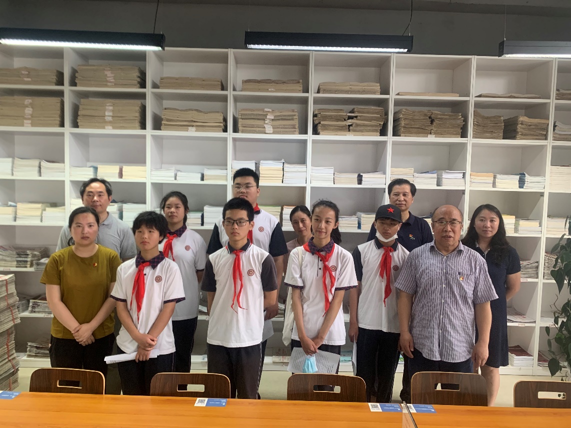 图为活动合影 图为活动合影