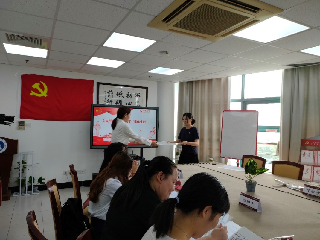 图为杨悦老师为毕业生党员们送上“特殊的礼物” 图为杨悦老师为毕业生党员们送上“特殊的礼物”